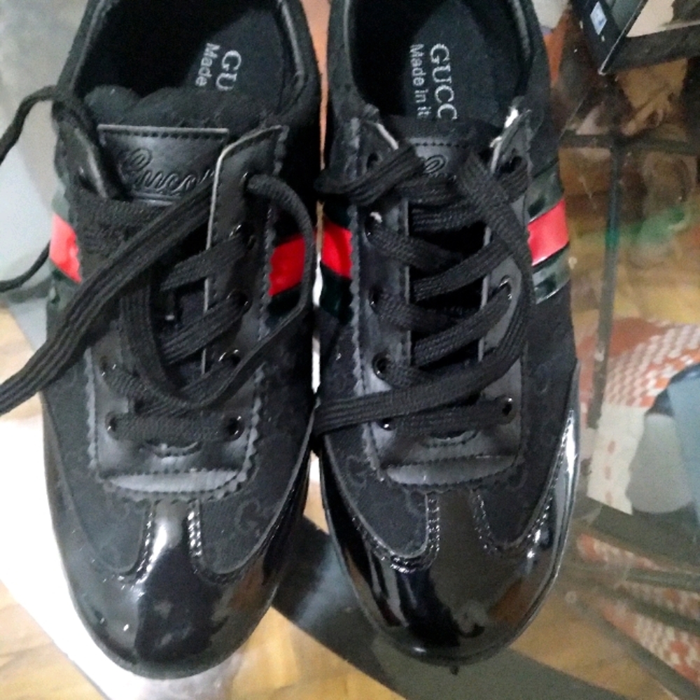 Men's Gucci shose sz7 women sz9